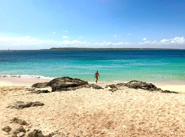 Die Figur einer braun gebrannten Dame an einem einsamen Strand der Karibik. natürlicher tropischer Hintergrund — Stockfoto