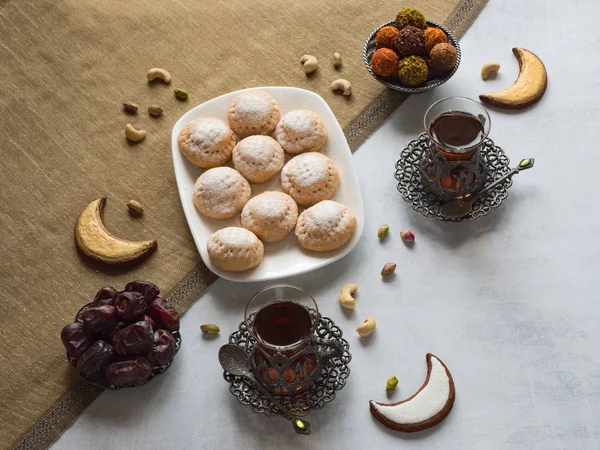 Ramadan snoepjes met thee bekers zijn op tafel gelegd. — Stockfoto