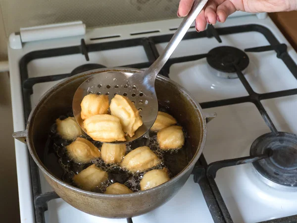 Kaynar yağda Arap tatlısı Tulumba hazırlanması. Tulumba- arap şurubu batırılmış kızarmış sünger bal — Stok fotoğraf