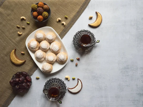 Celebración de dulces árabes Eid Ramadan. Galletas egipcias "Kahk El Eid" y tazas de té . — Foto de Stock