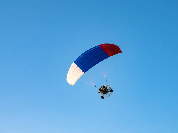 Aangedreven parachute tegen de blauwe hemel. — Stockfoto
