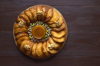 Arap tatlılar. Arap krep tatlı peynir ve antep fıstığı ile doldurulmuş