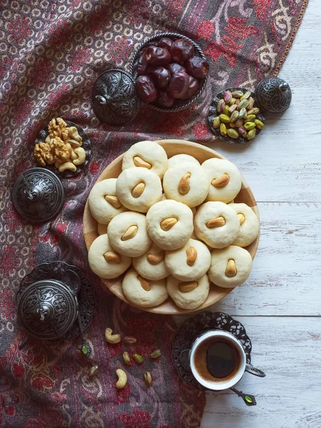 Eid frisst. ghorayeba Süßigkeiten. Kekse des islamischen Festes el fitr. — Stockfoto