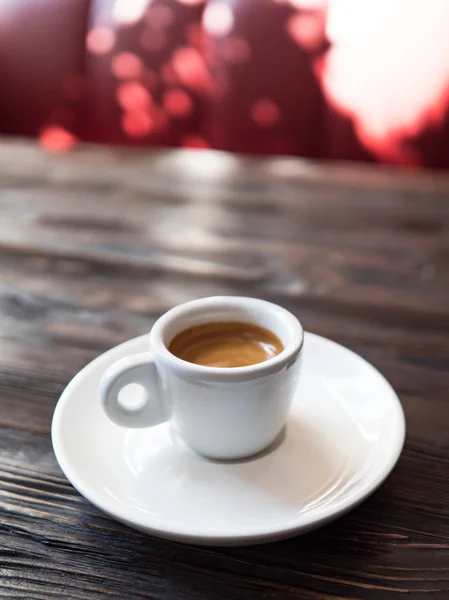 Kaffee in einer weißen Tasse steht auf einem Holztisch. — Stockfoto