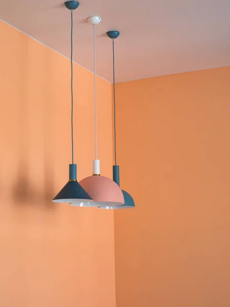 Lampy wiszące w pomarańczowym wnętrzu. Pomarańczowy projekt pokoju z oświetleniem — Zdjęcie stockowe