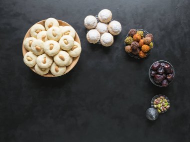 Ramazan yemeği geçmişi. Bayram yiyor. Ghorayeba tatlıları. El Fitr Islam Bayramı çerezleri.