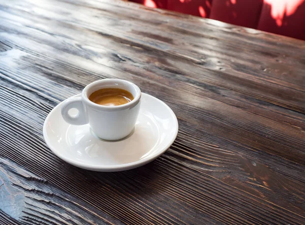 Kaffee Einer Weißen Tasse Steht Auf Einem Holztisch — Stockfoto
