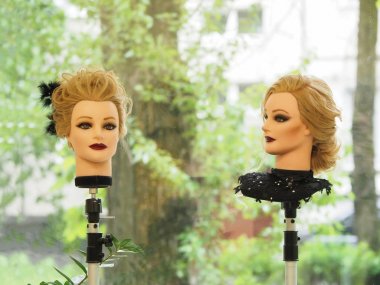 Saç modelleri ile mankenler iki başları.