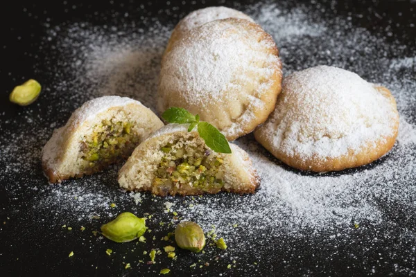 Maamoul - arabic homemade cookies filled with dates and pistachios. Close up — Stock Photo, Image