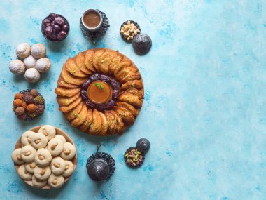 Arap Tatlıları. Arap Qatayef mavi masada tatlı peynir ve fındık ile doldurulmuş pancake.