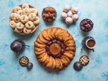 El Fitr Islam Bayramı çerezleri. Ramazan yemeği geçmişi. Arap Tatlıları. Arap Qatayef.