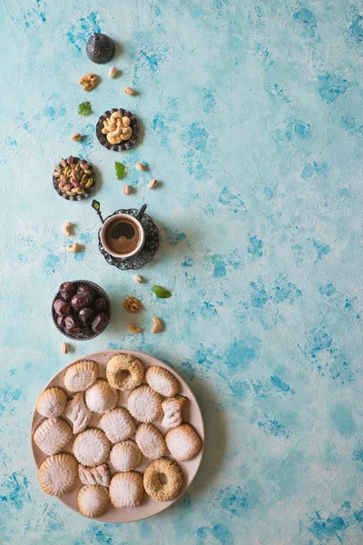 Maamoul-Αραβικά σπιτικά μπισκότα γεμάτα με ημερομηνίες, φιστίκια και καρύδια. Κορυφαία προβολή — Φωτογραφία Αρχείου