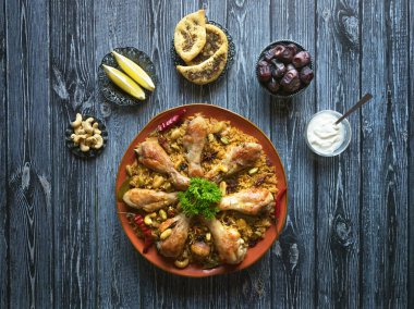 Karanlık bir arka planda ev yapımı tavuk biryani. 