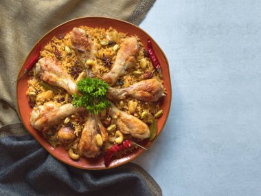 Mavi arka planda ev yapımı tavuk biryani. 