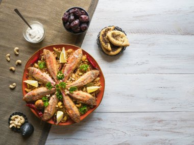 Balık Kabsa, karışık pirinç yemekleri. Orta Doğu yemekleri