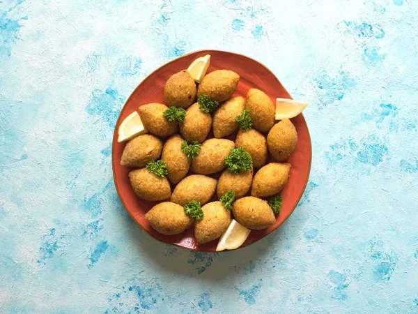 Arabische Fleischvorspeise kibbeh. traditionelle arabische Kibbeh mit Lamm und Pinienkernen — Stockfoto