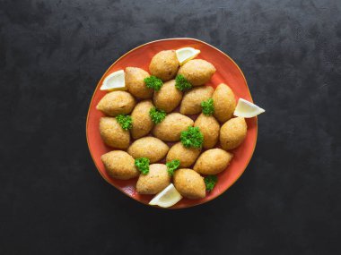 Kuzu ve çam fıstığı ile geleneksel Arap içli köfte