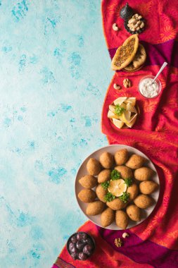 Arapça et iştah açıcı Kibbeh. Kuzu ve çam fıstığı ile geleneksel Arap içli köfte