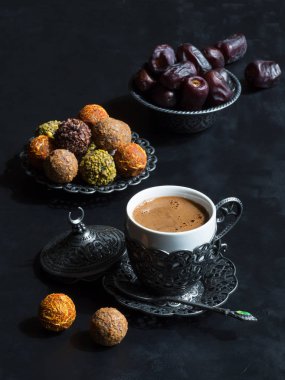 Mavi masada hurma ile Arap tatlıları ile Bir fincan Türk kahvesi