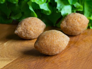 Kuzu ve çam fıstığı ile geleneksel Arap içli köfte. Yakın çekim