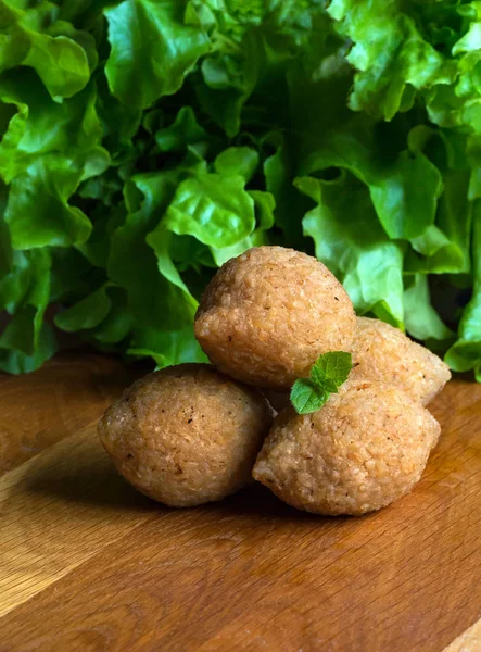 Az Arab hús előétel kibbeh. Hagyományos arab kibbeh a bárány és a fenyőmag. Közelről — Stock Fotó