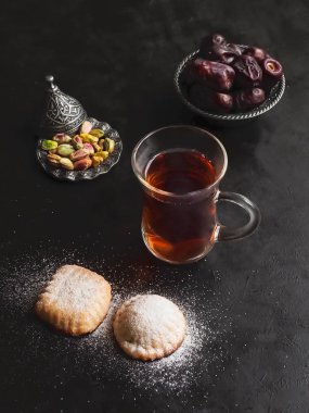 Mısır çerezleri ile Çay bardağı 