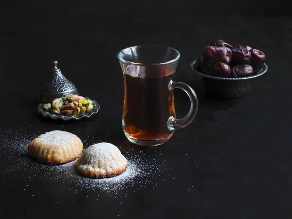 Egyptische koekjes "Kahk El eID" en thee bekers. — Stockfoto