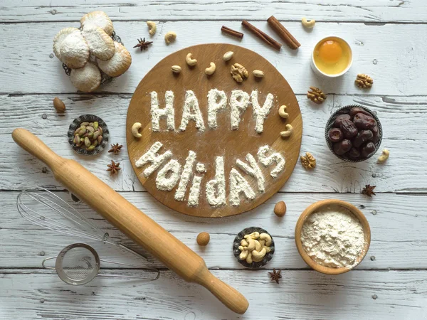Happy Holidays mat bakgrund. Ägg, mjöl och nötter läggs ut på ett mörkt träbord — Stockfoto