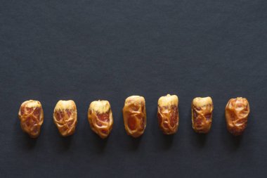 Sagai tarihleri siyah bir masaya serilir.