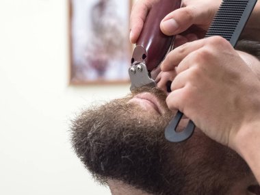 Berber dükkanında bıyık makinesi budama.