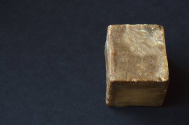 Siyah bir arka plan üzerinde el yapımı zeytinyağı sabun