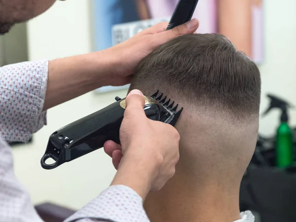 Detalles de recorte. Primer plano recortado de un peluquero recortar el cabello — Foto de Stock