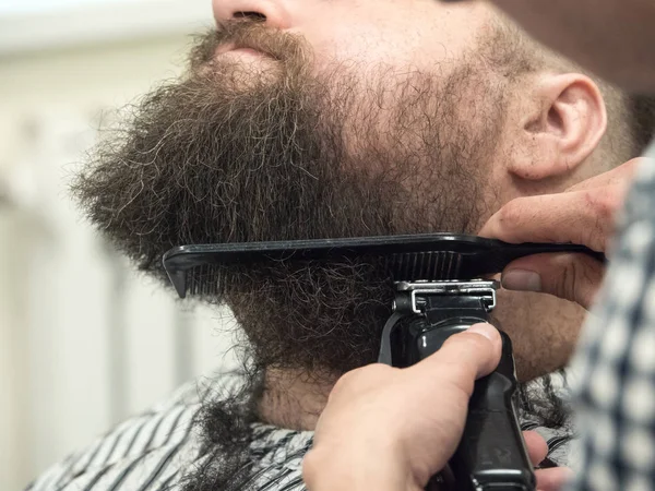 Bir Berber dükkanında makas ile sakal kesme. 