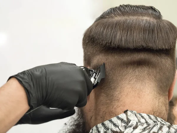 Details der Beschneidung. abgeschnittene Nahaufnahme eines Friseurs, der Haare schneidet — Stockfoto