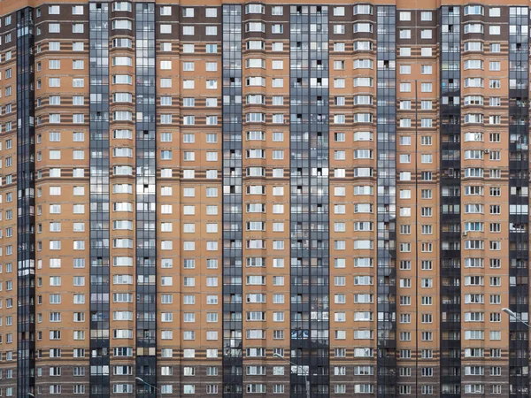 Die Wand eines Mehrfamilienhauses. architektonische Hintergründe — Stockfoto