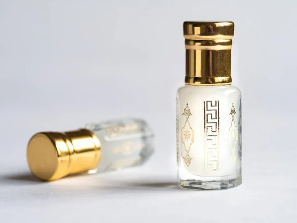 Perfume de oud attar árabe en mini botellas — Foto de Stock