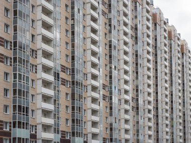 Bir apartmanın duvarı.. 