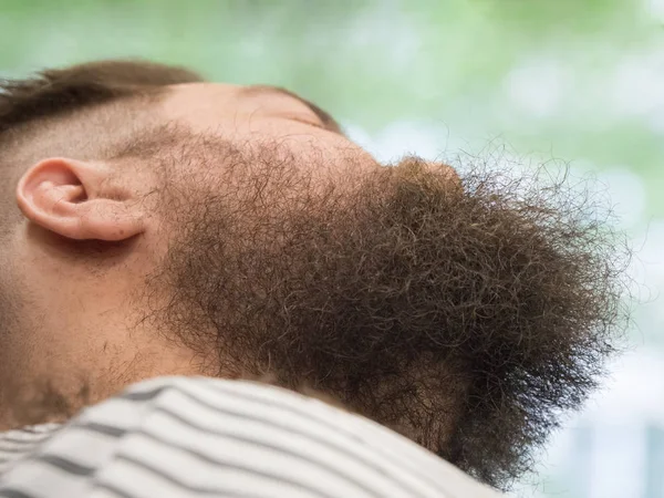 Egy férfi nyírt szakállát. Alulnézet — Stock Fotó