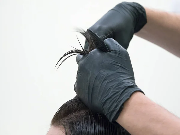 La técnica de corte con tijeras de pelo largo — Foto de Stock