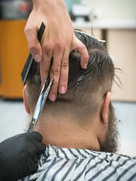 Männerhaarschnitt-Schere im Friseurladen — Stockfoto