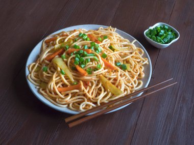 Bir tabakta sebze ile Schezwan Noodles.