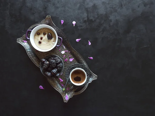 Desayuno árabe con dátiles, café y gachas saludables en la mesa negra —  Fotos de Stock