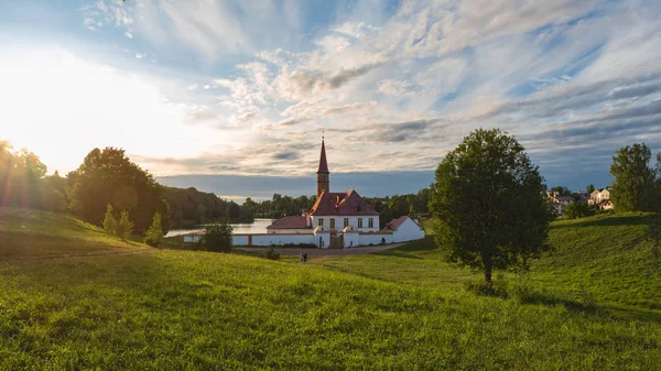 Paisagem panorâmica noturna com castelo antigo. A Rússia. Cidade de Gatchina — Fotografia de Stock