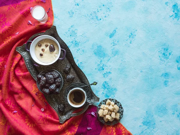 Ontbijt met dadels, koffie en gezonde PAP op de blauwe tafel — Stockfoto