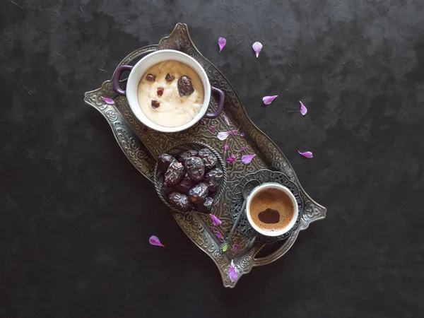 Gerst PAP met dadels en een kopje koffie op de zwarte tafel — Stockfoto