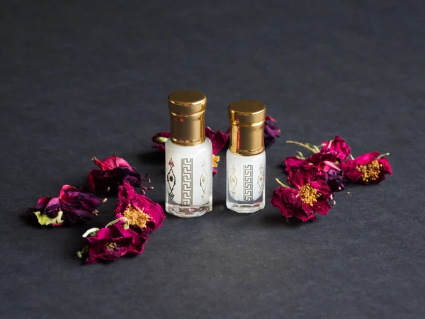 Perfumy w mini butelce na czarnym tle — Zdjęcie stockowe