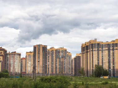 Şehrin kenarında yeni binalar. Yeni evlerin inşaatı. Rusya. Saint-Petersburg