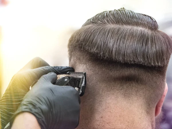 Detalles de recorte. Primer plano recortado de un peluquero recortar el cabello — Foto de Stock