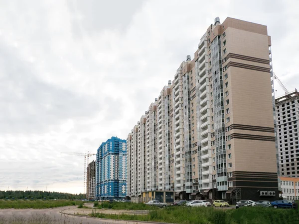 Nowe budynki na obrzeżach miasta. Budowa nowych domów. Rosja. Sankt Petersburg — Zdjęcie stockowe