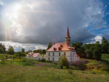 Eski kale ile güneşli manzara. Rusya. Gatchina.